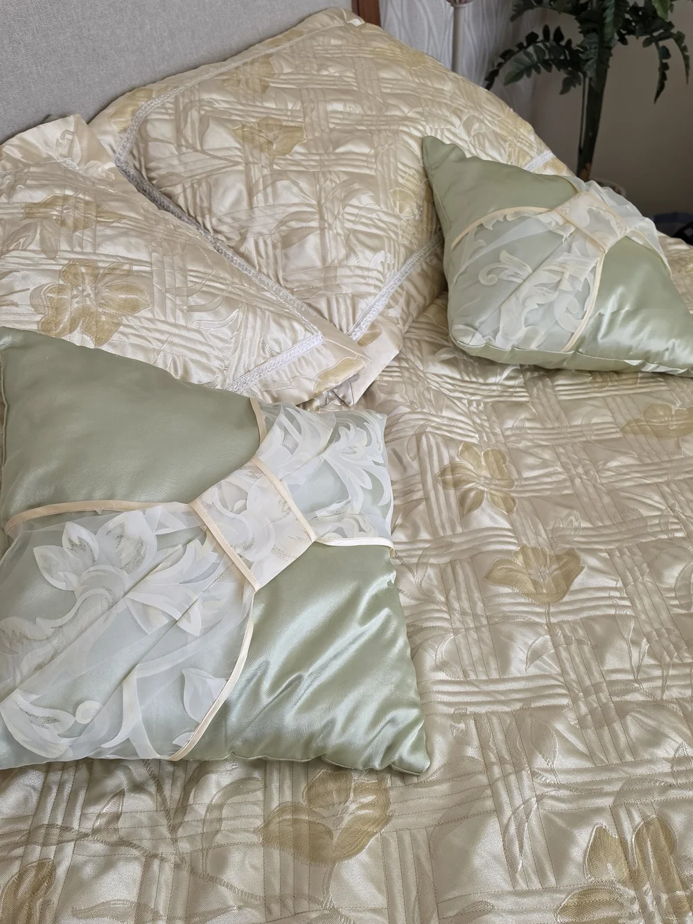 Luxury Cream and Sage Floral Quilted Bedspread Set